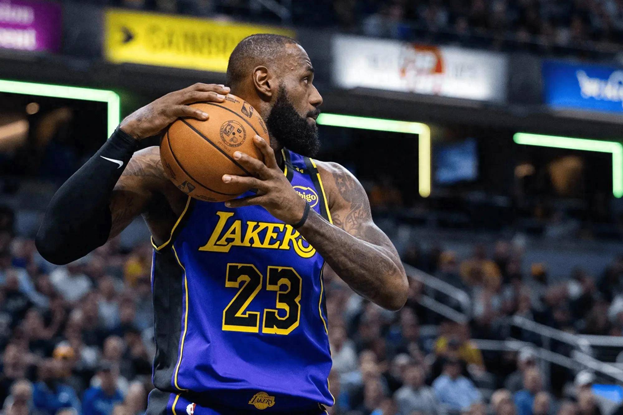 九游手机游戏大全詹姆斯重返赛场,夺冠首场状态出色,MAD观众沸腾!